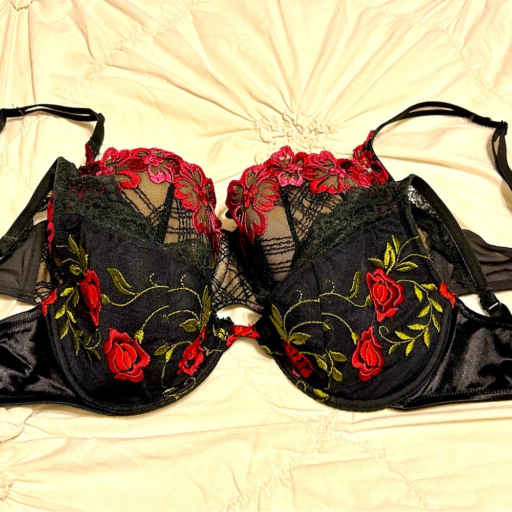 Two Vintage Victoria’s Secret push up bras 34 C